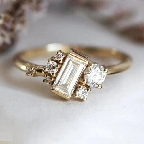 Anillo de compromiso de aniversario con racimo de diamantes baguette de 1,20 quilates de oro amarillo de 14 quilates Foto 2 de 4