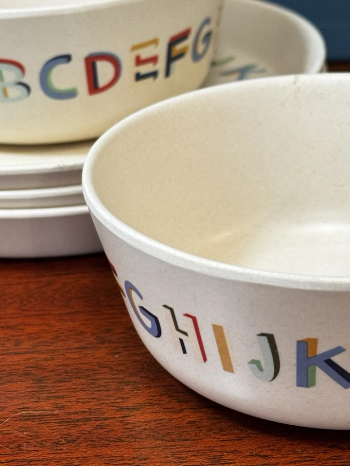 Juego de vajilla Pillowfort alfabeto de melamina Foto 4 de 4