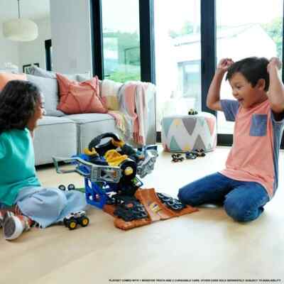 Hot Wheels Monster Trucks Robot Smasher Play Set and Car Storage Toy Kit Jump