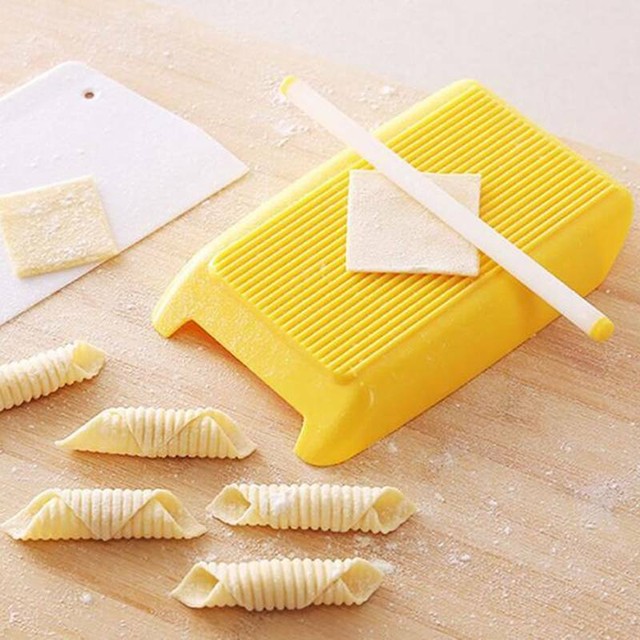 Plastic Pasta Board Spaghetti Maker Mold Kitchen Rolling Cooking Tool