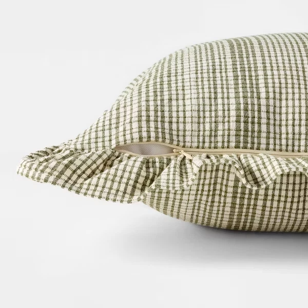 Almohada a Cuadros 24"x24" con Volantes Verde/Bronceado - Umbral con Studio McGee Nuevo con Etiquetas Foto 4 de 4