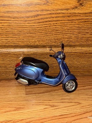 Vespa Primavera 1/12 Scale Die-cast Metal Model by NewRay - Blue