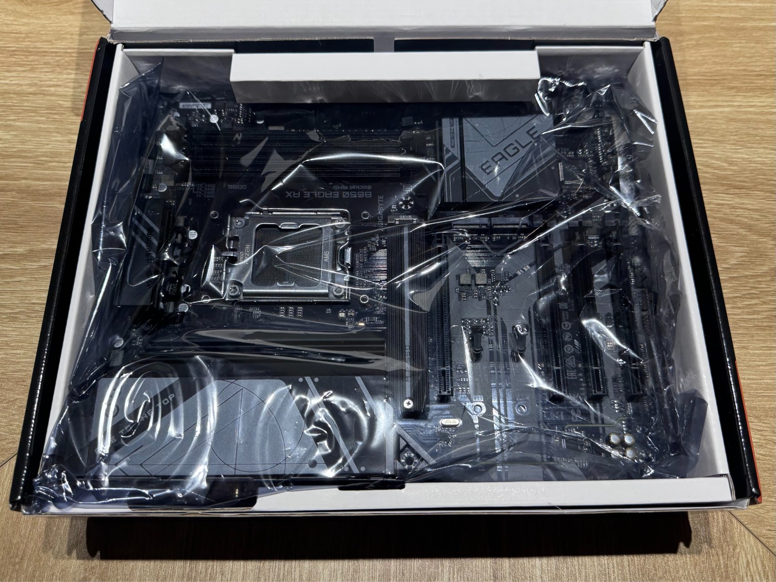 GIGABYTE B650 EAGLE AX AM5 LGA 1718 AMD B650 ATX , DDR5 Triple M.2 Motherboard