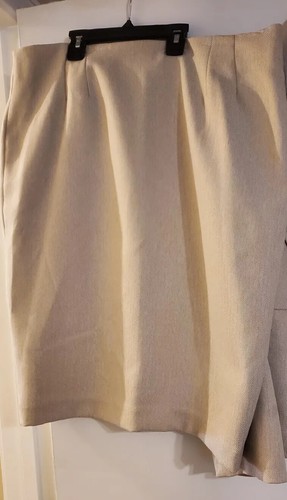 SIGNATURE By Larry Levine Skirt Suit And Jacket Set. Size 14 - Picture 8 of 23