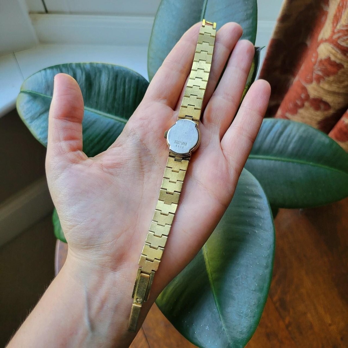 Vintage Dainty Gold Avia 17 Jewels Swiss Made Incabloc Watch  display picture 2