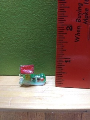 VTG Cracker Jack Toy- Old Woman Lived In Shoe Charm Prize Toy Plastic ( Green)