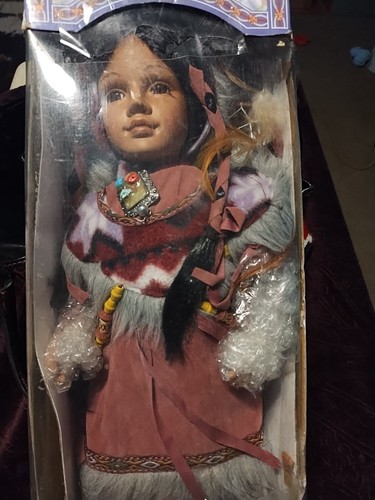 Muñeca de porcelana india nativa americana colección cathay de 16" con soporte - Imagen 3 de 6