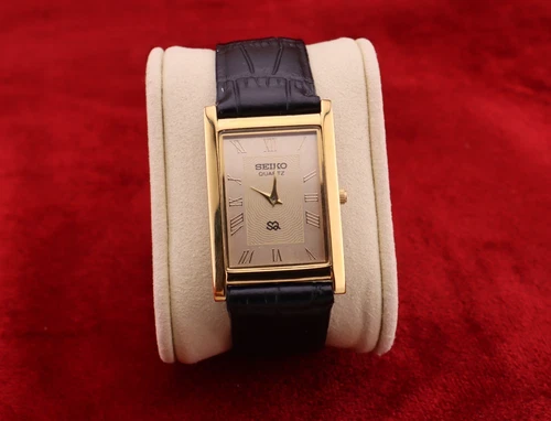 ⌚✨ Vintage Seiko Slim Quartz Gentlemen's Gold Dial ,Black Dress Watch