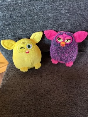 Furby Plüschtier Hasbro 2013 in Lila und Gelb im Set Kuscheltier 