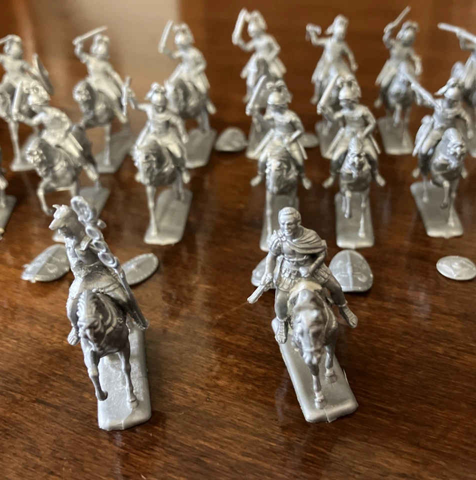 Lotto 24 SOLDATINI CAVALLERIA ROMANA  1/72 Plastica Come In Foto Usati. - Immagine 2 di 4