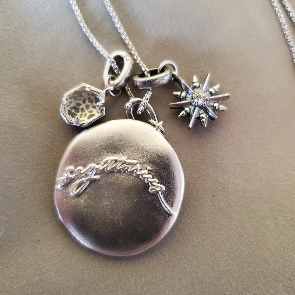 Collar Kendra Scott Sagitario Charm Foto 2 de 4