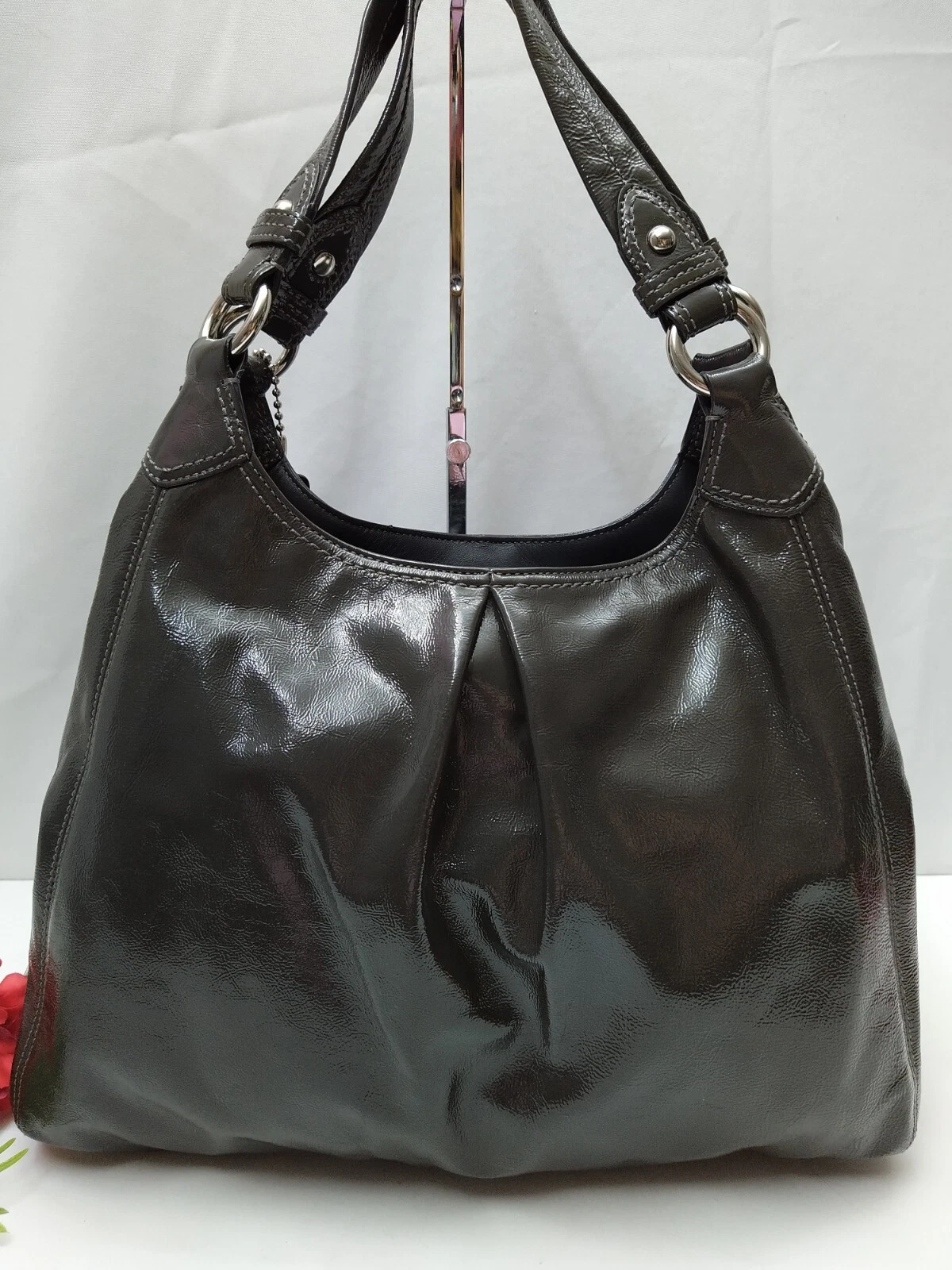 Borsa a tracolla Coach Maggie grigio lucido in pelle verniciata 3 scomparti borsa