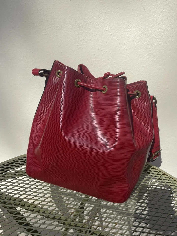 Borsa a secchiello LOUIS VUITTON Petit Noe tracolla rossa EPI Francia vintage... - Immagine 4 di 4