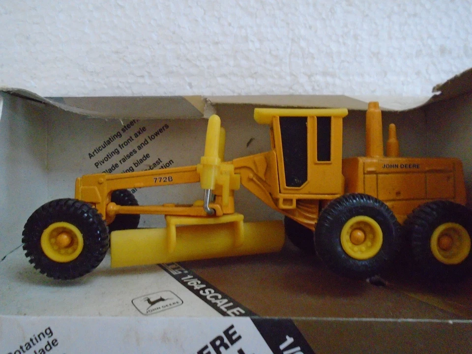 ERTL JOHN DEERE 1:64 SCALE DIE-CAST INDUSTRIAL GRADER DATED 1987 - Image 2 of 4