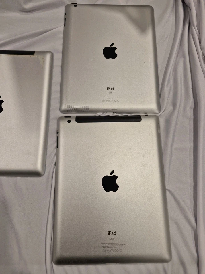 Lot of 3 Apple iPads 3rd Gen- 1x 32 GB, 2x 16GB (WiFi Only) For Parts - Image 4 of 4