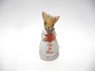 THIMBLE VINTAGE BISQUE ENESCO " SEW IN LOVE" MOUSE IN PINK HOLDING HEART