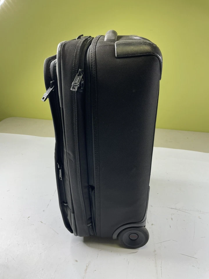 Расширяемый 2-колесный международный чемодан для ручной клади Tumi Alpha 2 22016D2 - Изображение 2 из 4