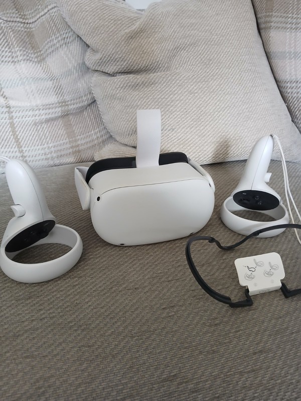 Meta Quest 2 Standalone VR Headset + Touch Controllers 120Hz USB-C White