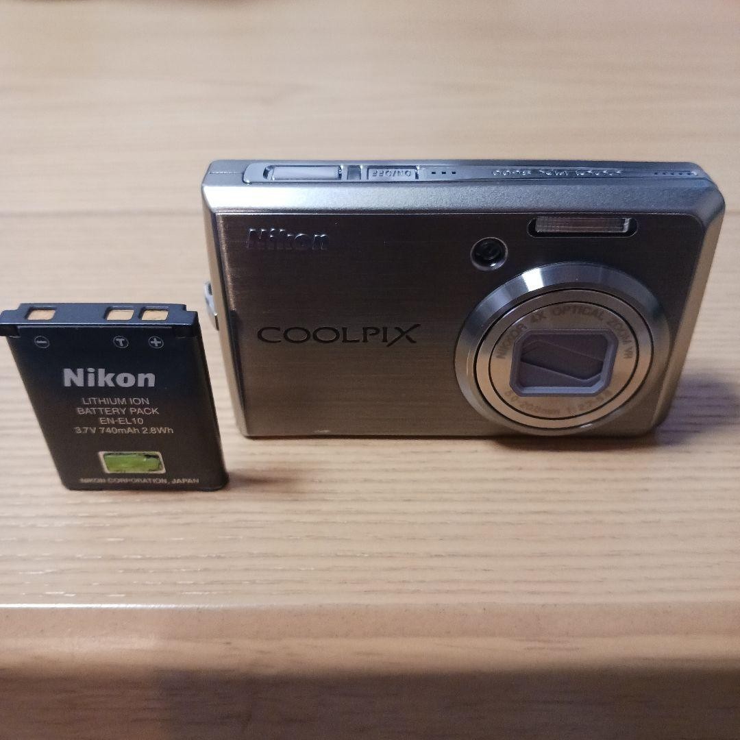 Nikon COOLPIX S600 Retro Digital Camera Silver Stylish Design