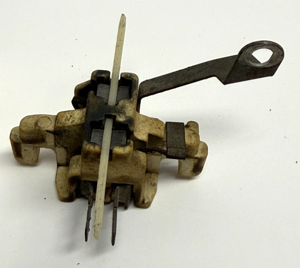 SOPORTE CEPILLO ALTERNADOR DELCO REMY D722 1964682 NOS 64-70 DE COLECCIÓN Foto 3 de 4