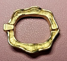 Vintage Signed Avon Gold Tone Oval Scalloped Hinged Scarf Clip