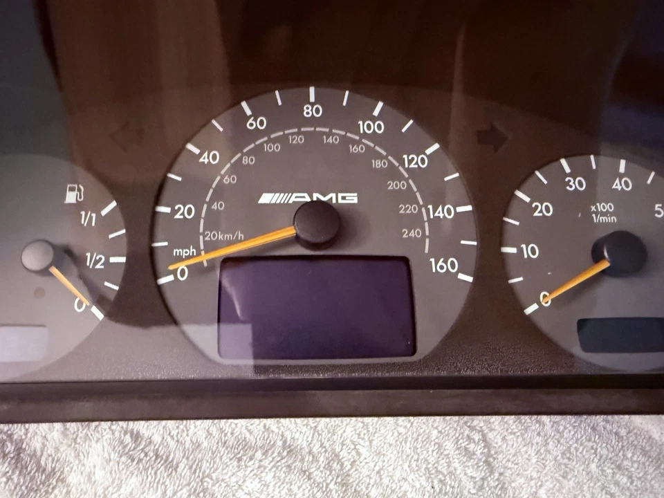 Velocímetro original Mercedes Benz E55 AMG W210 Cluster MPH 210 540 37 11 Foto 2 de 4