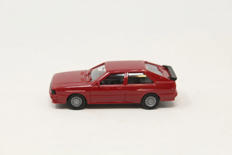 HO Con-Cor Audi 100 Avant 4-Door Sedan Red - Image 2 of 4