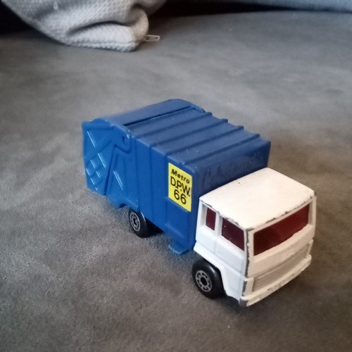 Matchbox MB36 Refuse Truck in blue Colour - Picture 3 of 10