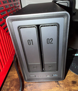 NAS UGREEN DXP2800 Ram 8 GO Nvme 512 Go X1 HDD 2To HGST ULTRASTAR X2