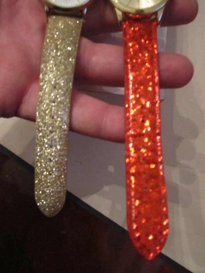 LOTE DE 2 RELOJES DE MUJER CON CORREA BRILLANTE ROJO Y ORO - CUARZO - BBA-36 Foto 3 de 4