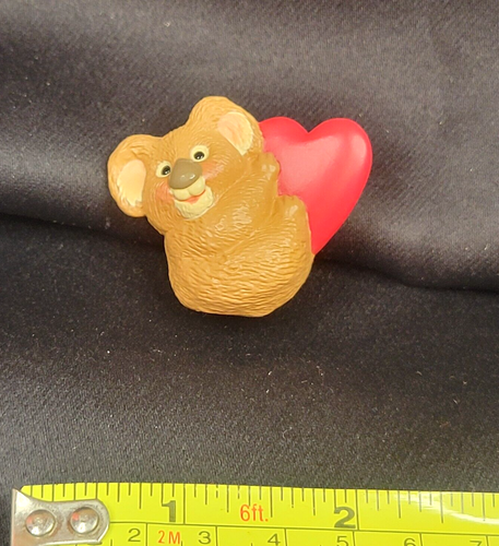 1994 Hallmark Cards Koala Bear Heart Small Plastic Merry Miniatures Valentine - 第 1/4 張圖片