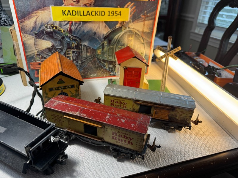 🚂 LIONEL - VINTAGE METAL BUILDINGS AND FREIGHT CARS  💥 L2445