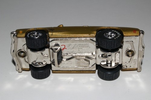 JOHNNY LIGHTNING 1974 HURST OLDSMOBILE CUTLASS W-30 CONVERTIBLE, GOLD, 1:64 - Picture 3 of 4