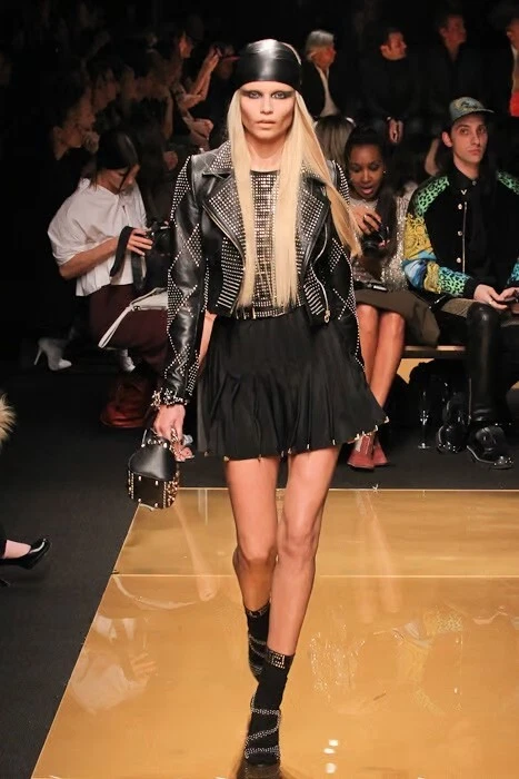 Minifalda plisada Versace para H&M 100 % seda con detalles metálicos año 2011 talla 38 Foto 2 de 4