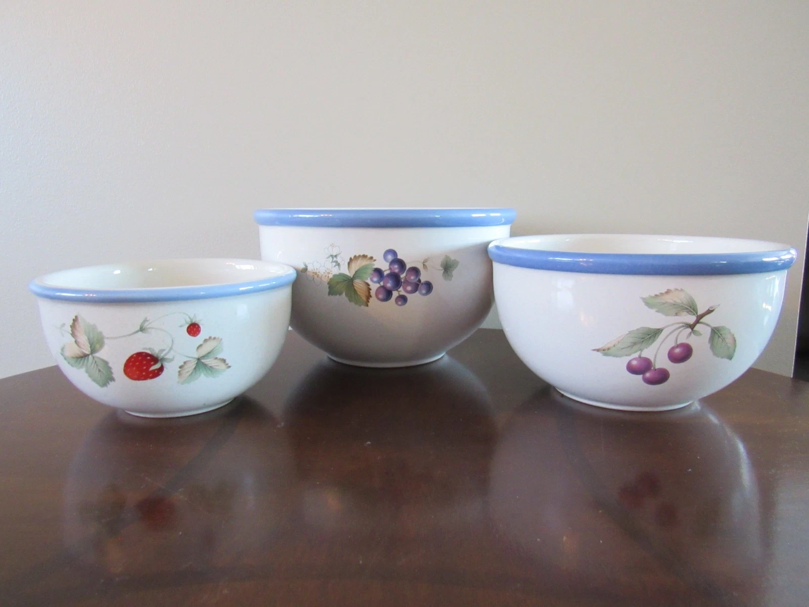 Savoir Vivre 3 Piece Nesting Mixing Bowls Set/never been used.