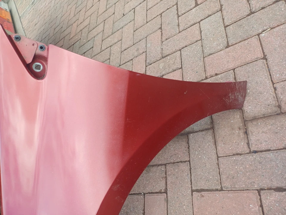 ALERÓN DELANTERO IZQUIERDO PASAJERO RENAULT LAGUNA MK3 ROJO TENND 2007-2012 Foto 2 de 4