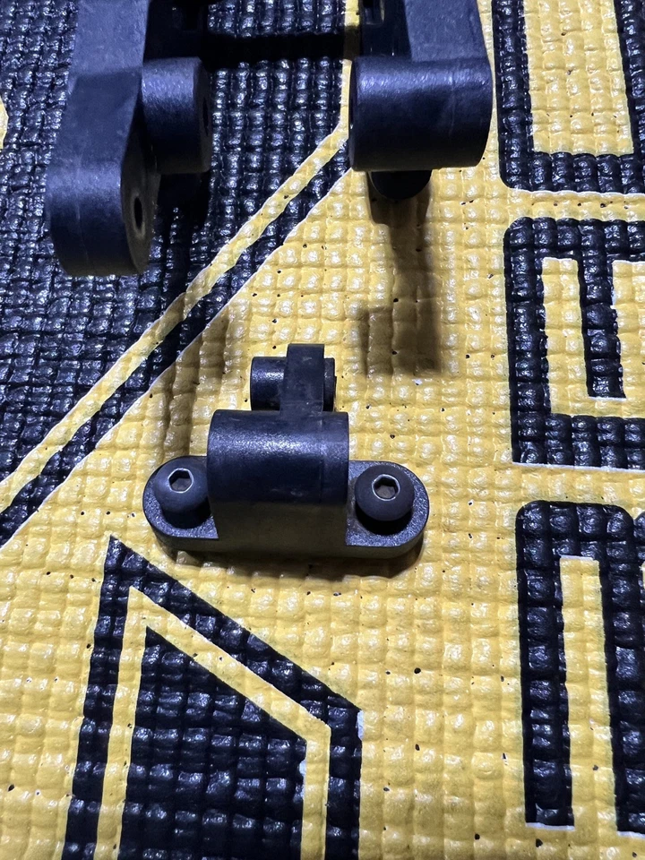 Conjunto de soporte de alerón trasero OFNA 40027 para Ravager 4.6/Violator 9.5. Usado. Foto 4 de 4