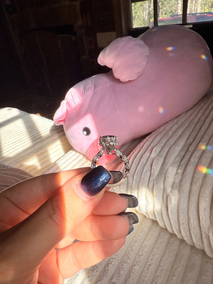 Anillo de compromiso vintage de oro blanco de 14k de moissanita corte cojín de 5 quilates Foto 4 de 4