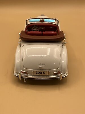Maisto メルセデス・ベンツ 300S 1955 1/18 MAISTO 1955 MERCEDES-BENZ 300S GREEN WITH BEIGE