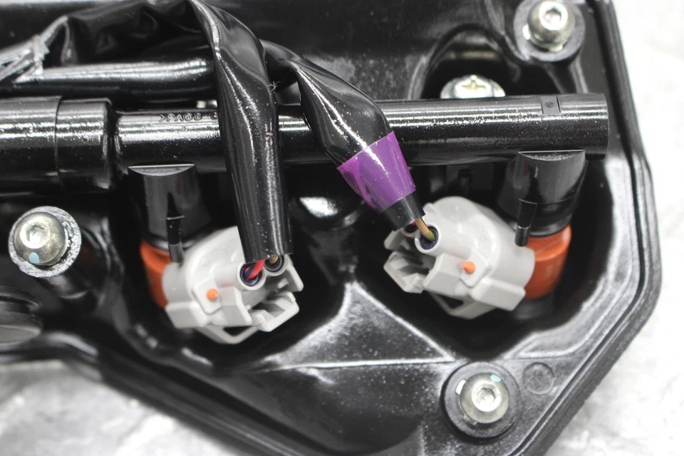 Yamaha YZF R1 2009 caja de aire servomotor/riel de inyección de combustible/pilas de velocidad de toma Foto 3 de 4