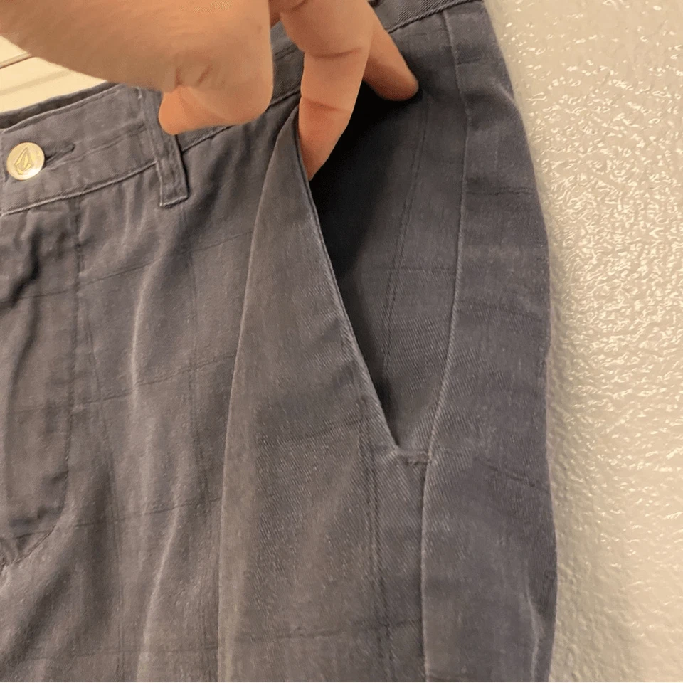 VOLCOM Corpo class the leisure side every day board skater Shorts worn in -30 - Image 3 of 4