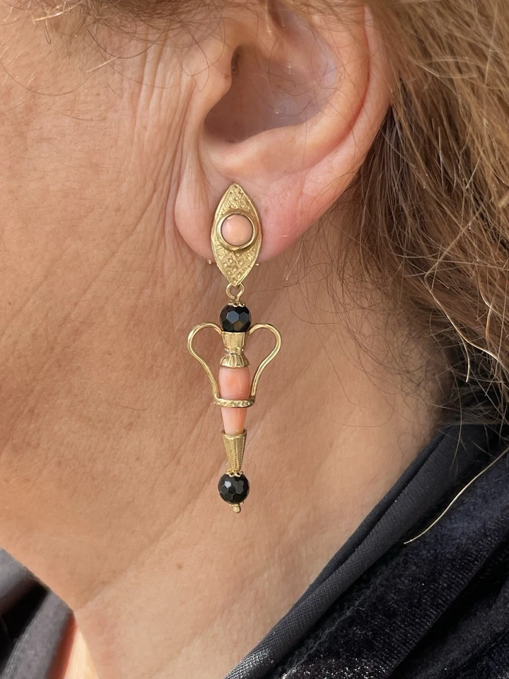 Orecchini Anfore Corallo E Onice - Immagine 4 di 4