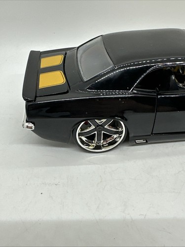1:24 Jada Big Time Muscle 1969 Chevy Camaro Z/28 Black With Yellow Stripes - Picture 11 of 20