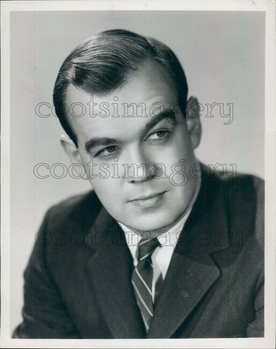 1961 Press Photo Young TV News Host Charles Kuralt Looks Sideways 1960s - Imagen 1 de 2