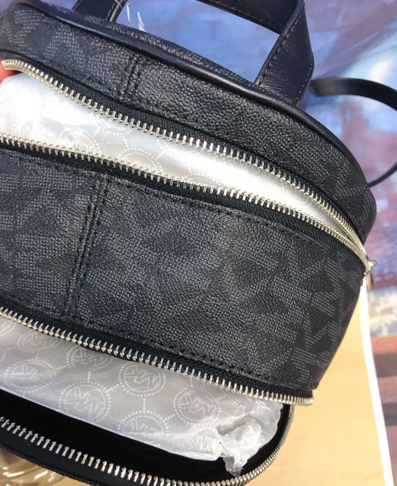 Mochila MICHAEL Michael Kors Signature Monograma Hea Mediana Logo Tachonada Negra Foto 4 de 4