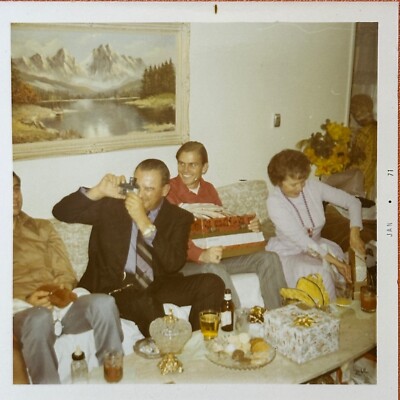 Man taking picture with camera gifts 1971 VINTAGE PHOTO ORIGINAL SNAPSHOT
