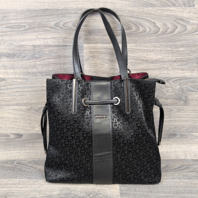 DKNY Umhängetasche Tasche schwarz Allover Logo Design 