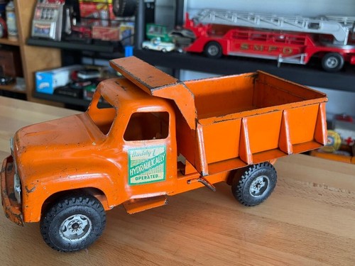 VINTAGE BUDDY L HYDRAULICALLY OPERATED PRESSED STEEL DUMP TRUCK