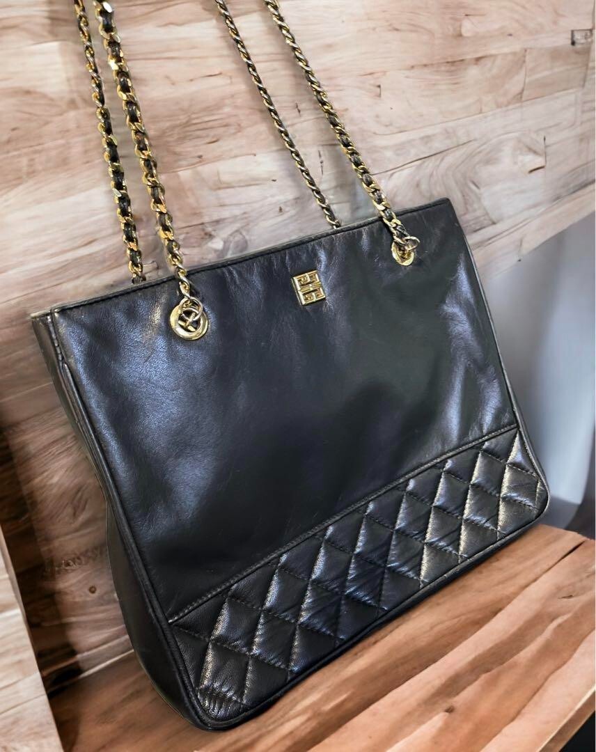 高級感あり！【GIVENCHY】レディース レザー ショルダーバッグ Givenchy Voyou レザーショルダーバッグ | ブラック | FARFETCH JP