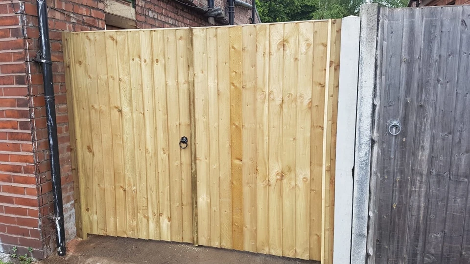 DRIVEWAY GATES SUPER HEAVY DUTY TIMBER WOODEN MADE TO MEASURE TREATED 6FT X 10FT - Image 4 of 4